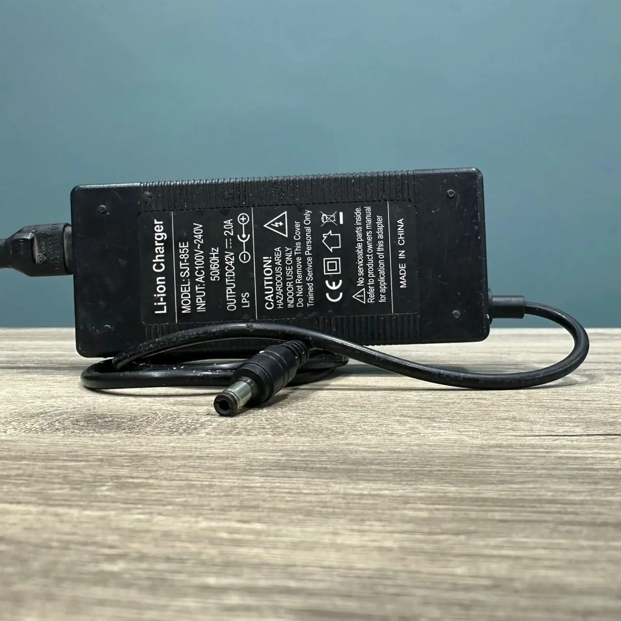 CHARGEUR ADAPTER ORIGINAL 42V 2000MA POUR BATTERIE LI-ION FICHE MALE